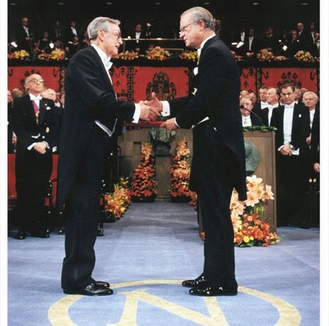 Stockholm, 1998: the King of Sweden presents the Nobel Prize in Medicine for the discovery of Nitric Oxide's role in blood vessels.